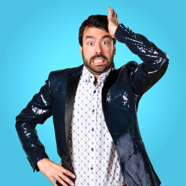 Adam renkli arka plan üzerinde şüpheleri ceket ile