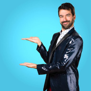 Adam bir şey renkli arka plan üzerinde sunulması ceket ile