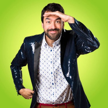 Adam bir şey renkli arka plan üzerinde gösterilen ceket ile