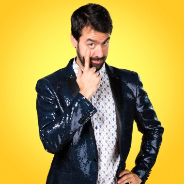 Adam bir şey renkli arka plan üzerinde gösterilen ceket ile