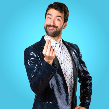 Adam renkli arka plan üzerinde ceket yapmak para hareketi ile