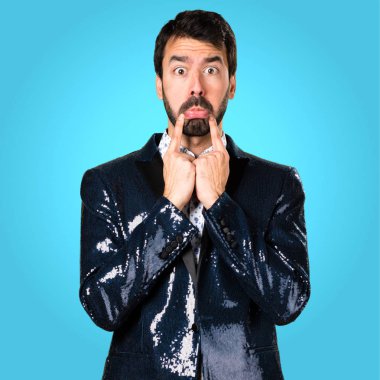 Renkli arka plan üzerinde ceket ile üzgün adam