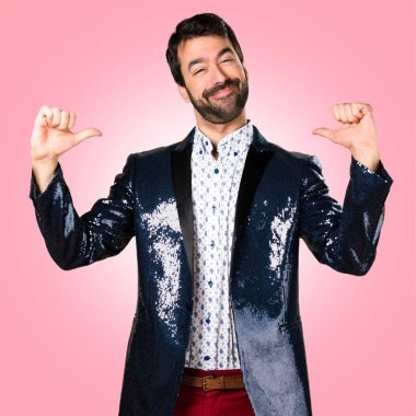 Adamın ceketi renkli arka plan üzerinde kendisiyle gurur ile