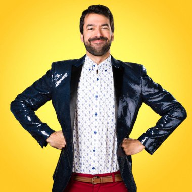 Renkli arka plan üzerinde ceket ile mutlu adam