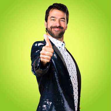 Renkli arka plan üzerinde başparmak ceketle adamla