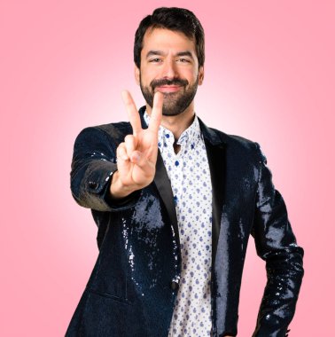 Ceket yapım zafer jest renkli arka plan üzerinde olan adam