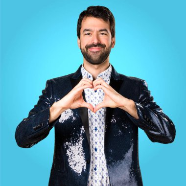 Adam ellerini bir kalple renkli arka plan üzerinde yapma ceket ile