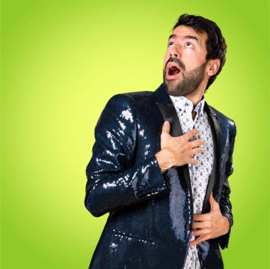 Ceket renkli arka plan üzerinde aşık olan adam