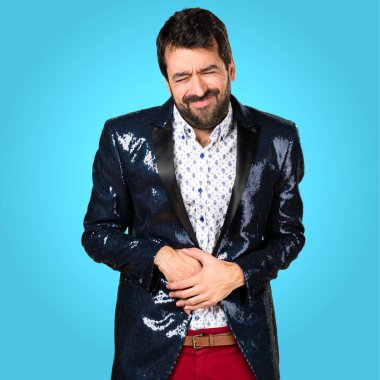 Mide ağrısı renkli arka plan üzerinde ceketle adamla