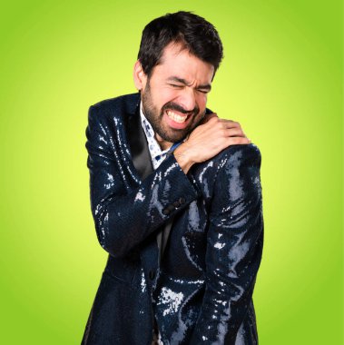 Omuz ağrısı renkli arka plan üzerinde ceketle adamla