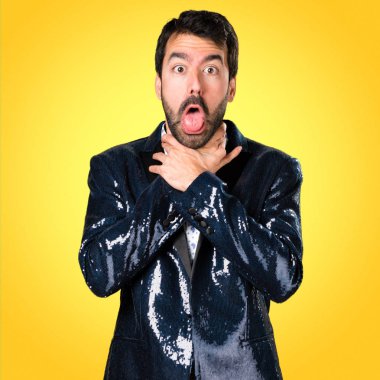 Adam kendini renkli arka plan üzerinde boğulma ceket ile