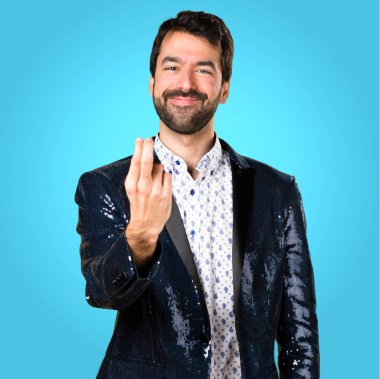 Adam renkli arka plan üzerinde ceket önümüzdeki hareketi ile