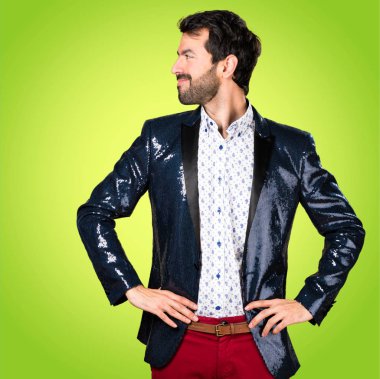 Adam renkli arka plan üzerinde yanal seyir ceket ile