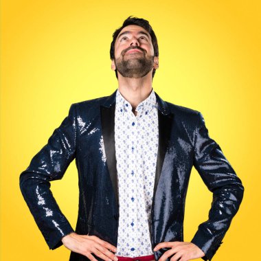 Adam renkli arka plan üzerinde seyir ceket ile