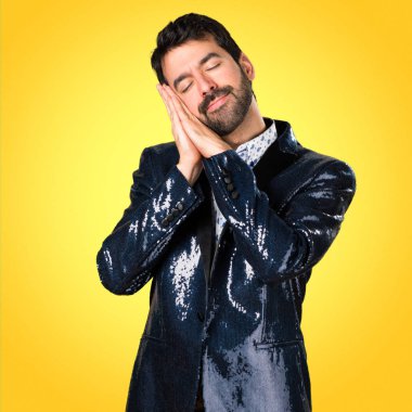 Ceket yapmak uyku jest renkli arka plan üzerinde olan adam