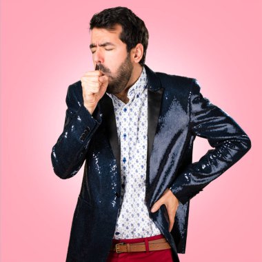 Ceket çok renkli arka plan üzerinde öksürük ile adam