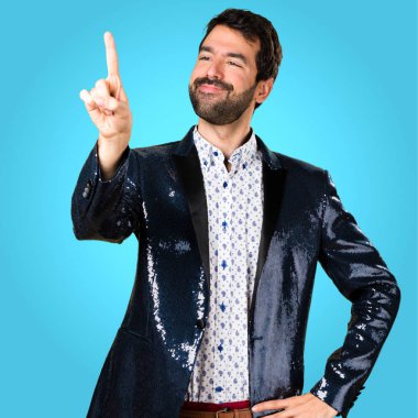 Adam renkli arka plan şeffaf ekranda dokunmadan ceket ile