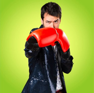 Ceket renkli arka plan üzerinde boks eldivenli adam