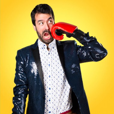 Ceket renkli arka plan üzerinde boks eldivenli adam