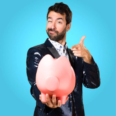 Ceket renkli arka plan üzerinde bir servet tutan adamla