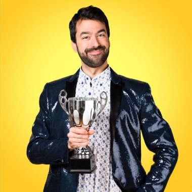 Ceket bir kupa renkli arka plan üzerinde tutan adamla