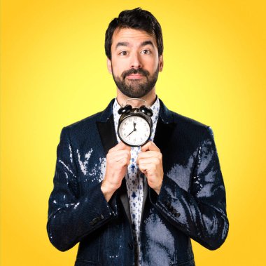 Ceket vintage saat renkli arka plan üzerinde tutan adamla