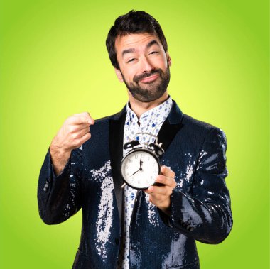 Ceket vintage saat renkli arka plan üzerinde tutan adamla