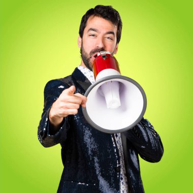 Ceket tarafından megafon renkli arka plan üzerinde bağıran adamla