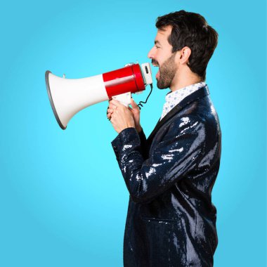 Ceket tarafından megafon renkli arka plan üzerinde bağıran adamla