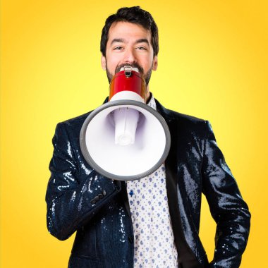 Ceket tarafından megafon renkli arka plan üzerinde bağıran adamla