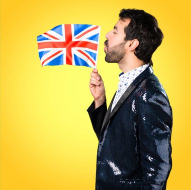 Ceket bir İngiltere bayrağı renkli arka plan üzerinde tutan adamla