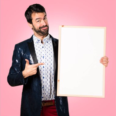 Adam boş bir afişini renkli arka plan üzerinde tutarak ceket ile