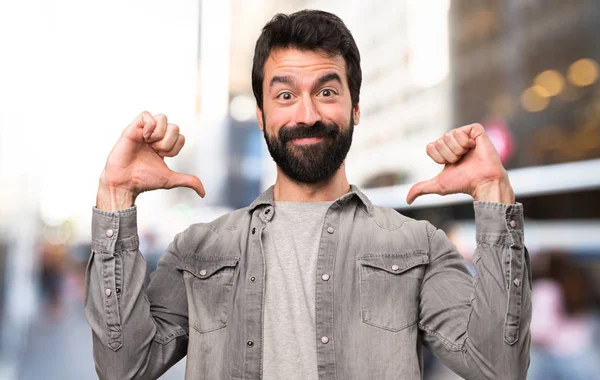 Knappe Man Met Baard Die Trots Zichzelf Buiten — Stockfoto