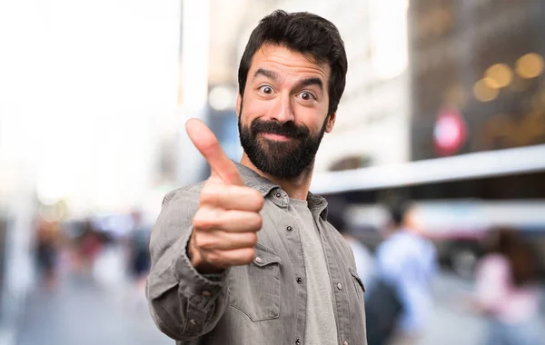 Bonito Homem Com Barba Com Polegar Para Cima Livre — Fotografia de Stock