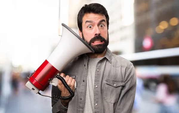 Knappe Man Met Baard Een Megafoon Buiten Bedrijf — Stockfoto