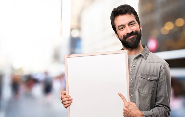 Homem Bonito Com Barba Segurando Cartaz Vazio Livre — Fotografia de Stock