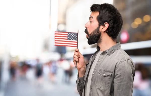 Красивый Мужчина Бородой Держит Американский Флаг Открытом Воздухе — стоковое фото