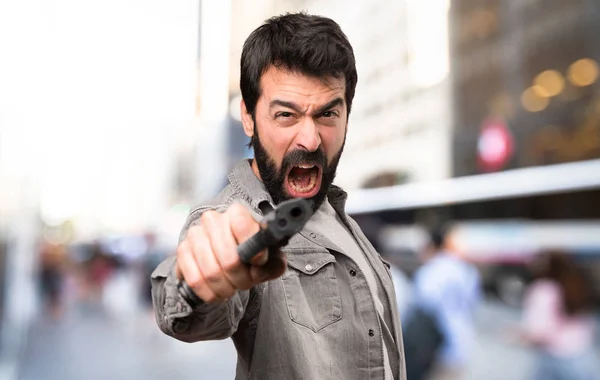Bonito Homem Com Barba Atirando Com Uma Pistola Livre — Fotografia de Stock