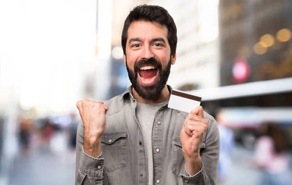 Bonito Homem Com Barba Segurando Cartão Crédito Livre — Fotografia de Stock
