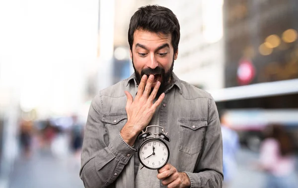 Sorprendido Hombre Guapo Con Barba Sosteniendo Reloj Vintage Aire Libre —  Fotos de Stock