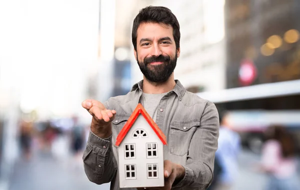 Hombre Guapo Con Barba Sosteniendo Una Casita Aire Libre —  Fotos de Stock