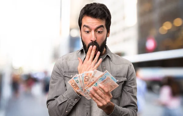 Sorprendido Hombre Guapo Con Barba Tomando Montón Dinero Aire Libre — Foto de Stock