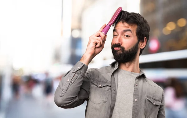 Homem Bonito Com Barba Com Pente Cabelo Livre — Fotografia de Stock