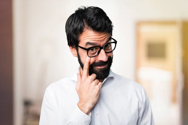 Pohledný Muž Brýlemi Ukazuje Něco Nezaostřená Pozadí — Stock fotografie