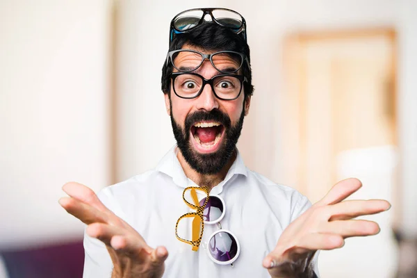 Hombre Guapo Con Gafas Haciendo Gesto Sorpresa Sobre Fondo Desenfocado — Foto de Stock