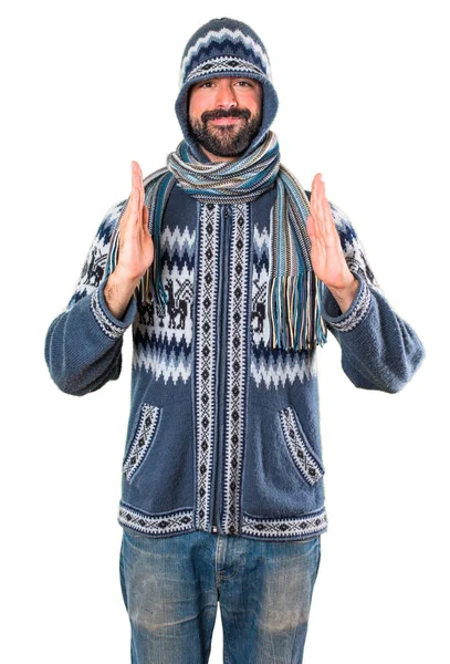 Mann Mit Winterkleidung Hält Etwas — Stockfoto