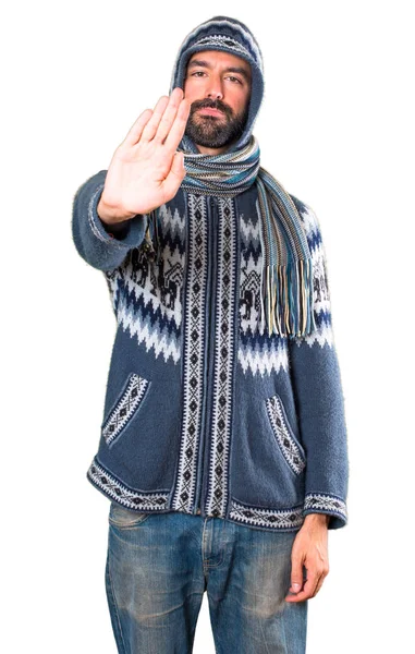 Mann Mit Winterkleidung Macht Stoppschild — Stockfoto