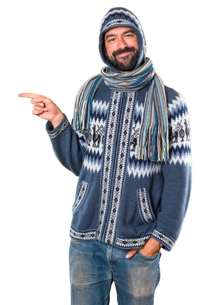 Mann Mit Winterkleidung Zeigt Auf Die Seite — Stockfoto