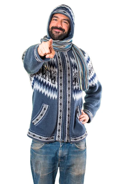 Mann Mit Winterkleidung Zeigt Nach Vorne — Stockfoto