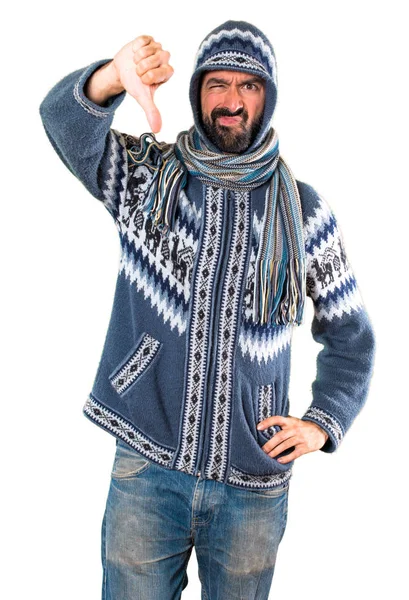 Mann Mit Winterkleidung Macht Schlechtes Signal — Stockfoto